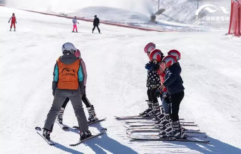 翠云山银河滑雪场冬令营，为孩子开启冰雪世界里的花样冬天